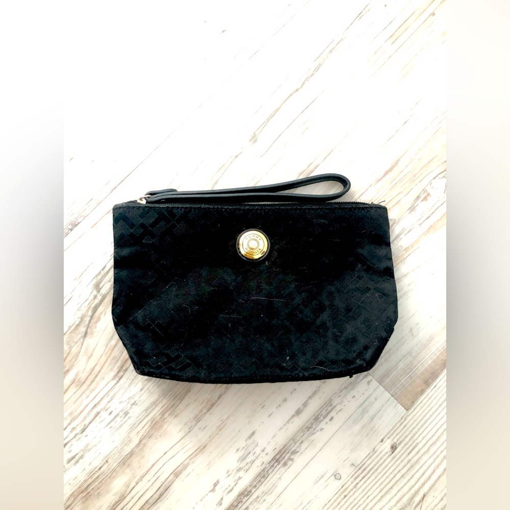 ⭐️ 5 for $25 ⭐️ Black Tommy Hilfiger wristlet or cosmetic bag